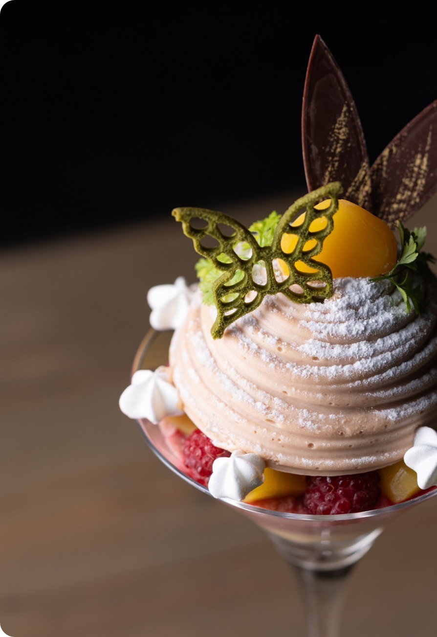 蝶のチョコ細工と金柑を添えた華やかなパフェ