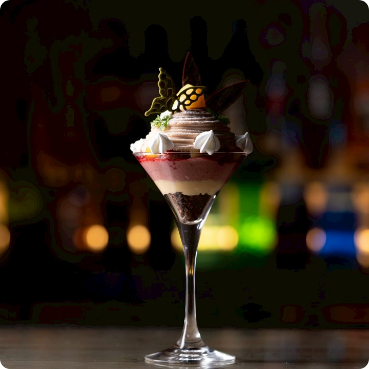 チョコレートとベリーを重ねたパフェ。蝶のチョコ細工が飾られた華やかなデザート