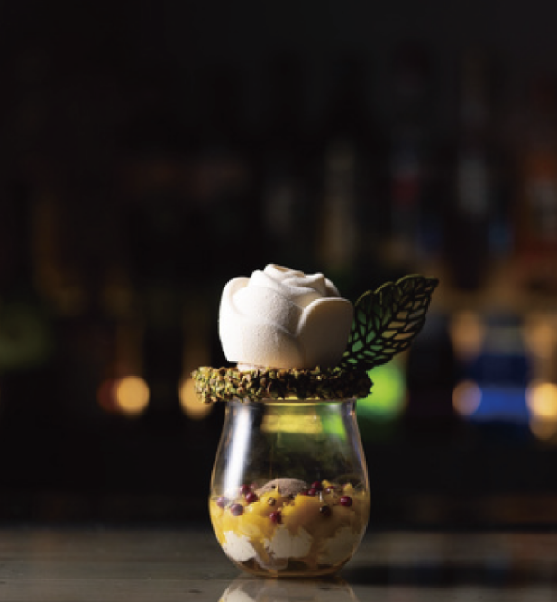 白薔薇のスイーツパフェ